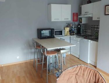 appartement a l'étage d'une maison avec entrée commune par ma maison comprenant une chambre avec un grand lit , une d'enfant et un clic-clac dans la piece de vie