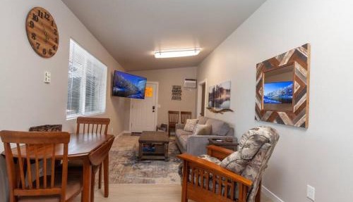Comfortable Duplex Unit - Beautiful Lake Views