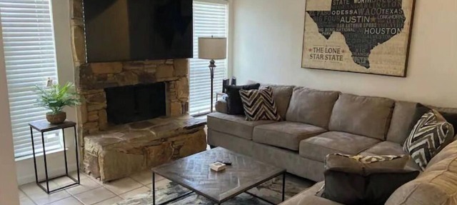 Lovely Laredo Condo Great location !!