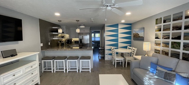 Modern, poolside Ogunquit 1br/1ba, just a 10 minute stroll into town.