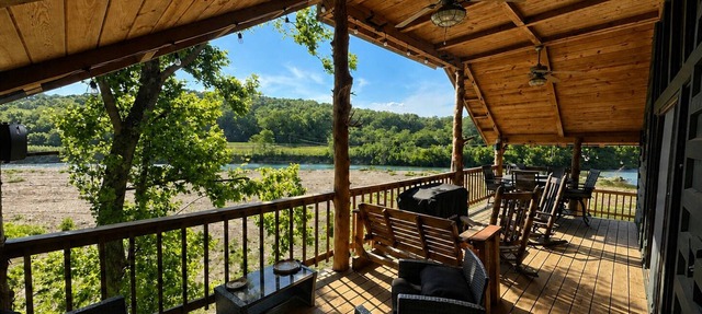 Riverfront+Jacuzzi+Fireplace+6Bed+3Bath