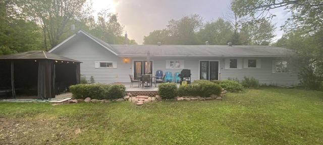 Spacious Cottage On Lake with Beach, Fire Pit, Kayaks, Pedal Boat & More!!