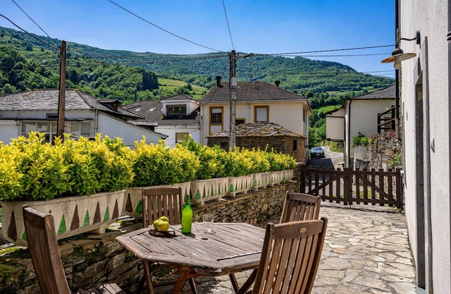 Apartamento 'Apartamento Narcea 4' con vistas a la montaña, terraza privada y Wi-Fi