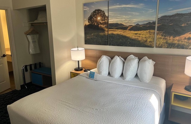 Days Inn & Suites by Wyndham Columbus NE